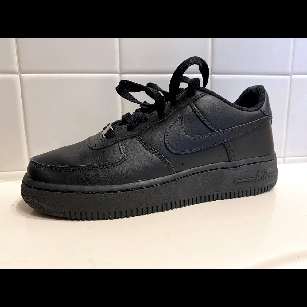 Black Nike Air Force 1 LE